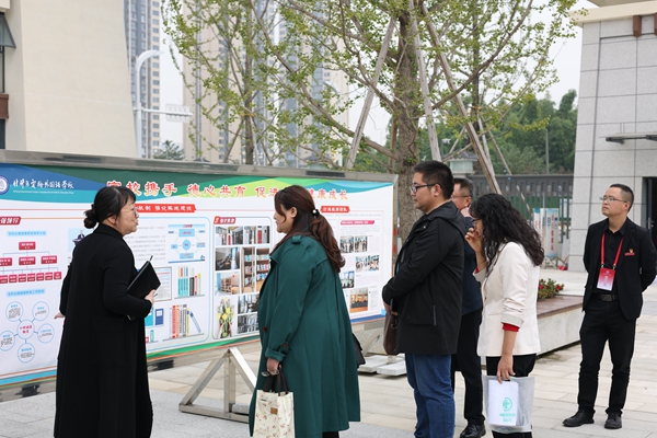 创建心育特色校什邡市实验外国语学校接受kaiyun网站创建德阳市心理健康教育特色学校评估验收(图3)