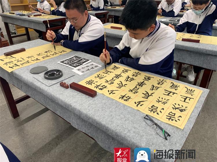 一纸一笔书写经典青岛京华学校书法比赛展学生风采kaiyun(图3)