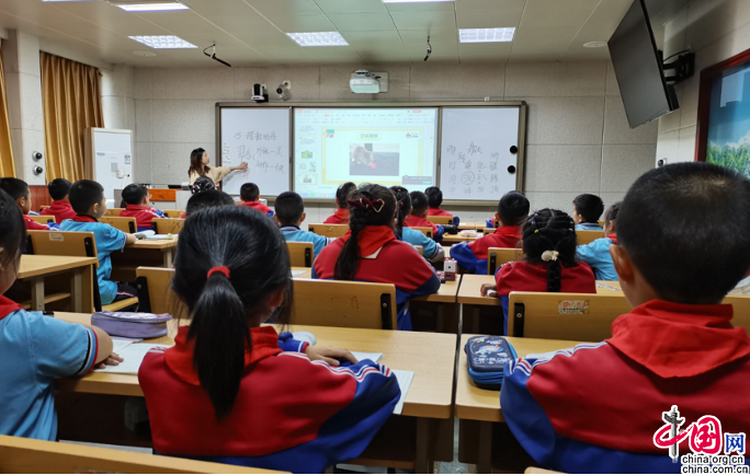 kaiyun大显身手！成都青白江城厢学校“同课异构”构筑交流互助平台(图3)